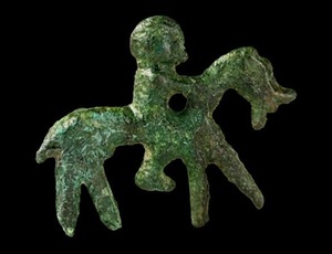 Žalvarinis raitelio pavidalo kabutis iš Didvyčių, XI-XII a., VDKM.